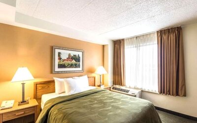 Bright day use room at Hotel Inn Milwaukee.