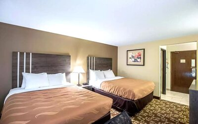 Day use twin room at Hotel Inn Milwaukee.