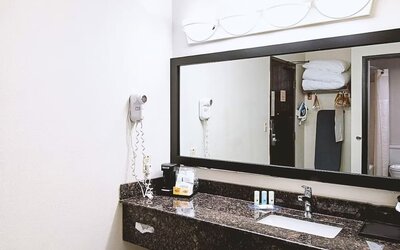 Private bathroom with shower and free toiletries at Hotel Inn Milwaukee.