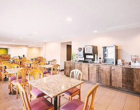 Dining area at Hotel Inn Milwaukee.