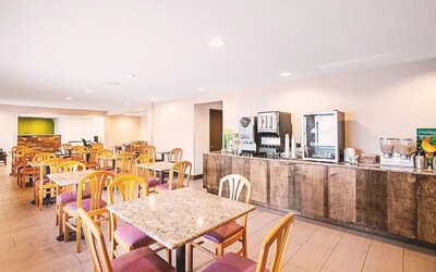 Dining area at Hotel Inn Milwaukee.