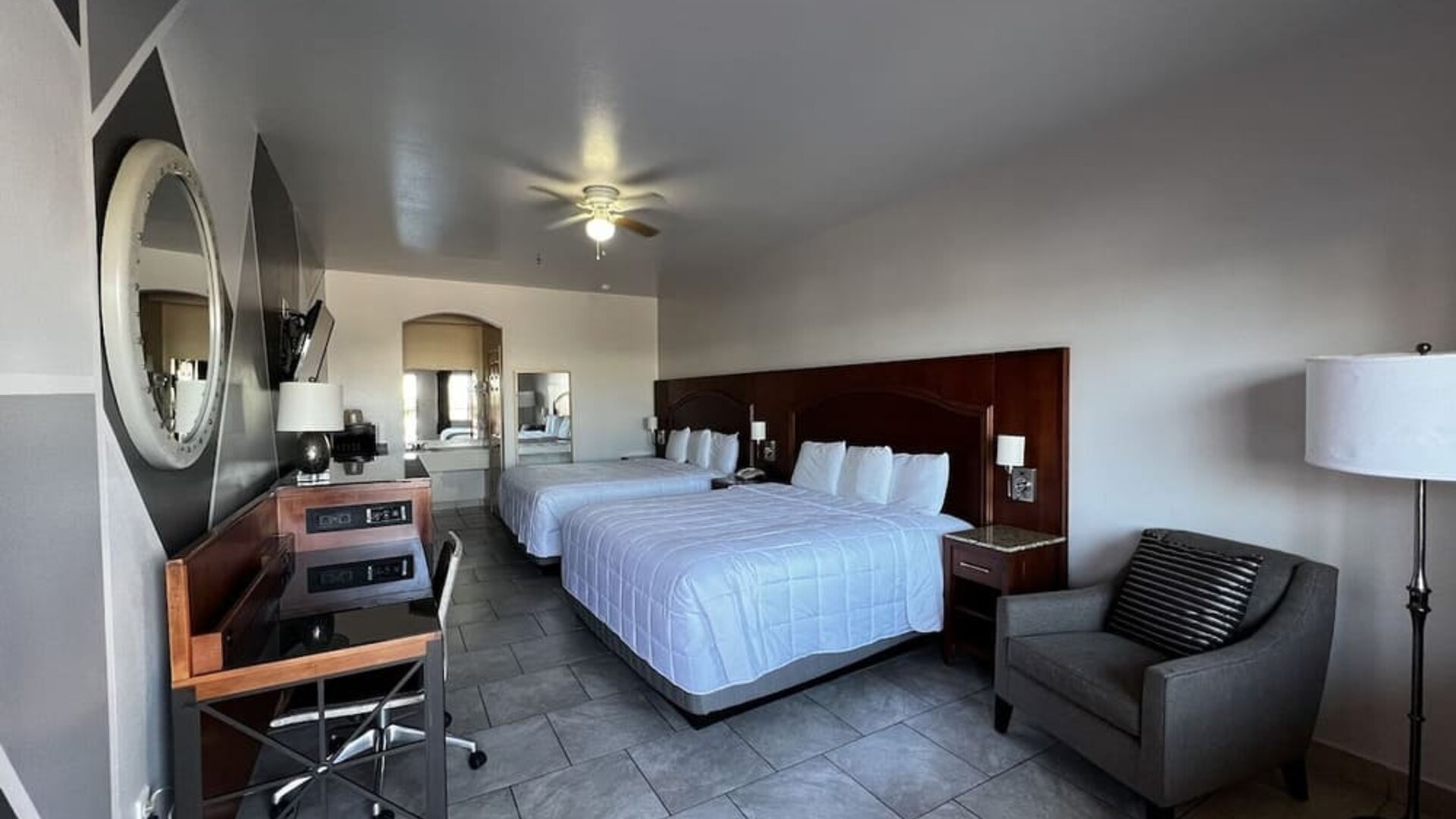 Day use twin room with work desk and private bathroom at Casa Rosa Inn.