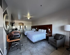 Day use twin room with work desk and private bathroom at Casa Rosa Inn.