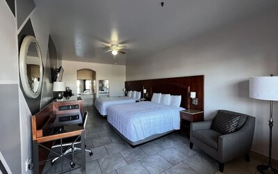 Day use twin room with work desk and private bathroom at Casa Rosa Inn.