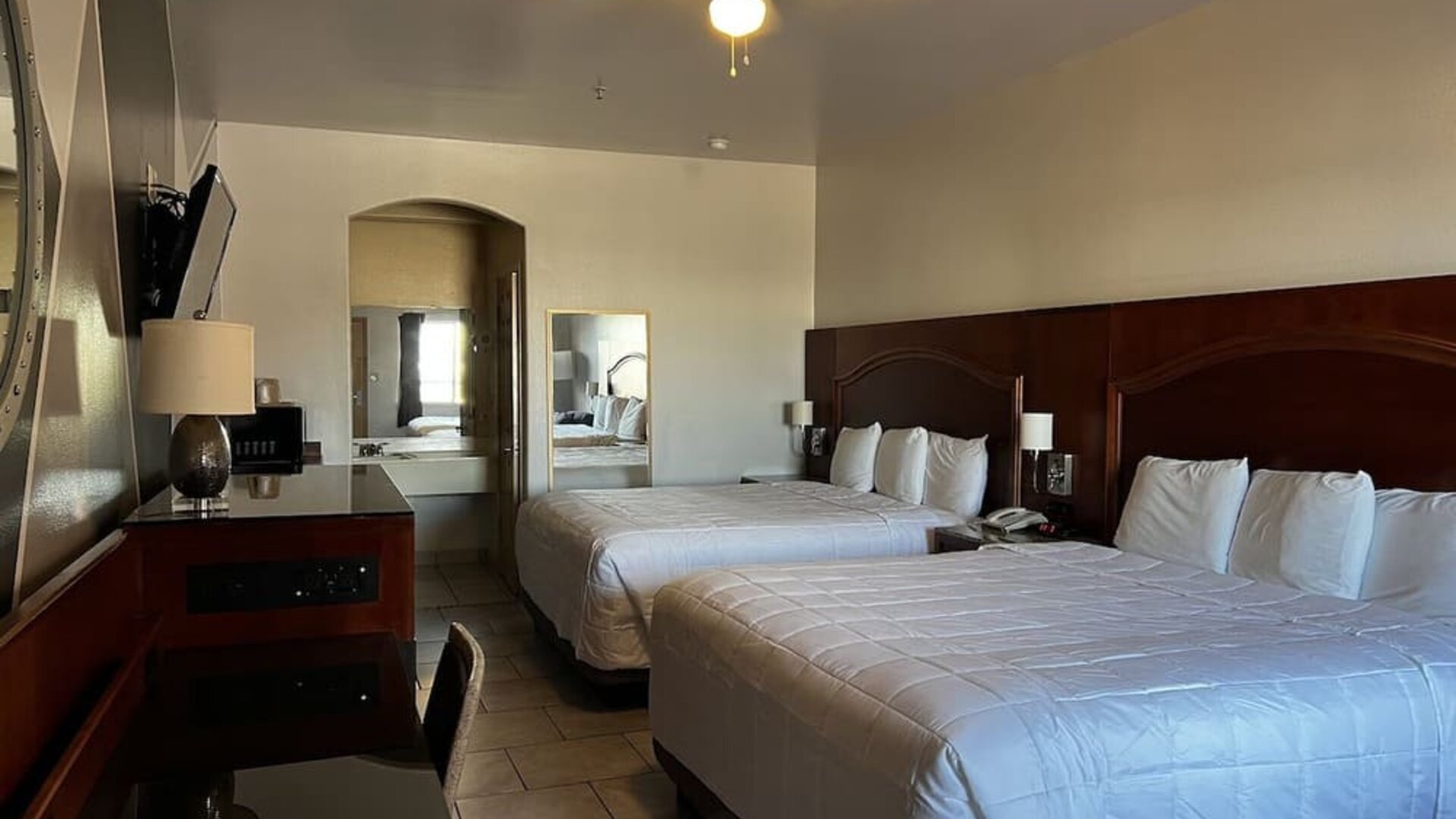 Day use twin room with work desk at Casa Rosa Inn.