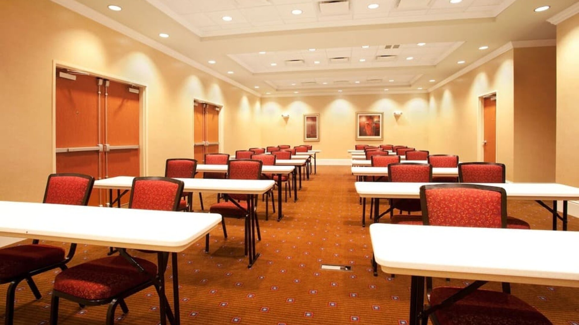 Professional meeting room at Holiday Inn Aurora North- Naperville.