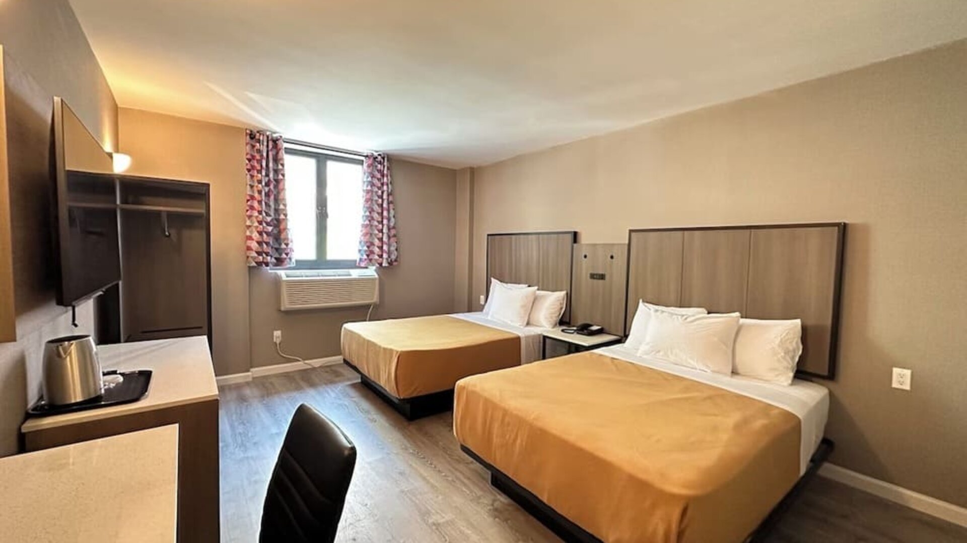 Day use twin room with work desk at Regal Inn & Suites New York.