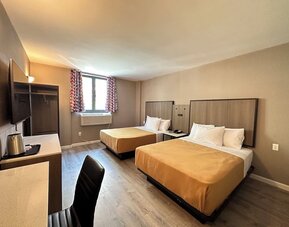 Day use twin room with work desk at Regal Inn & Suites New York.