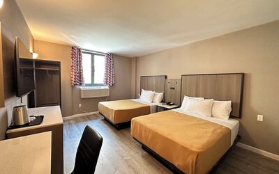 Day use twin room with work desk at Regal Inn & Suites New York.