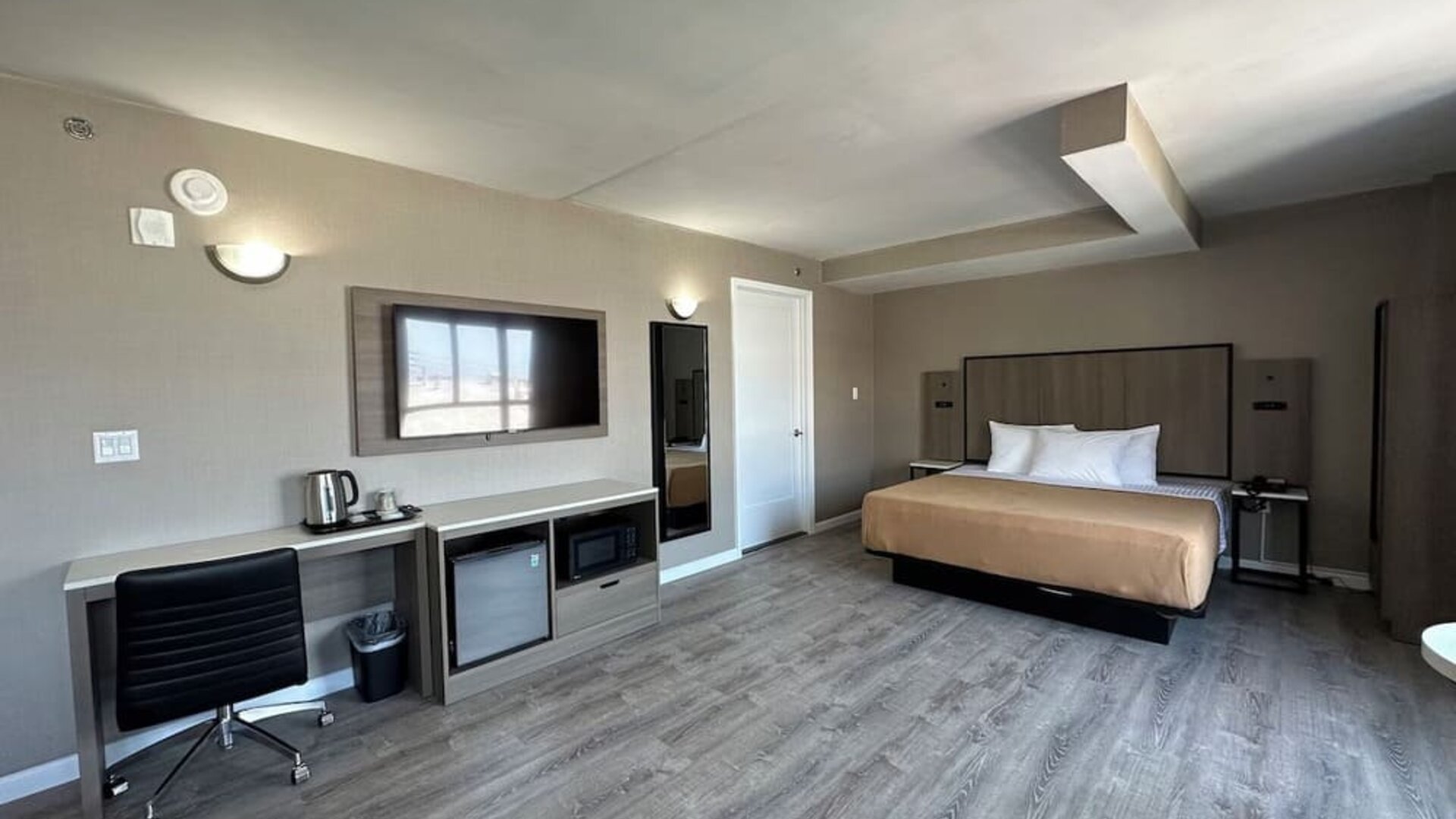 Day use room with work desk at Regal Inn & Suites New York.