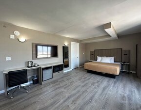 Day use room with work desk at Regal Inn & Suites New York.