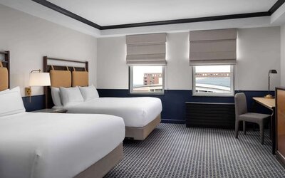 Day use twin room with work desk at Hilton Orrington/Evanston.