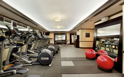 Well equipped fitness center at Hilton Orrington/Evanston.