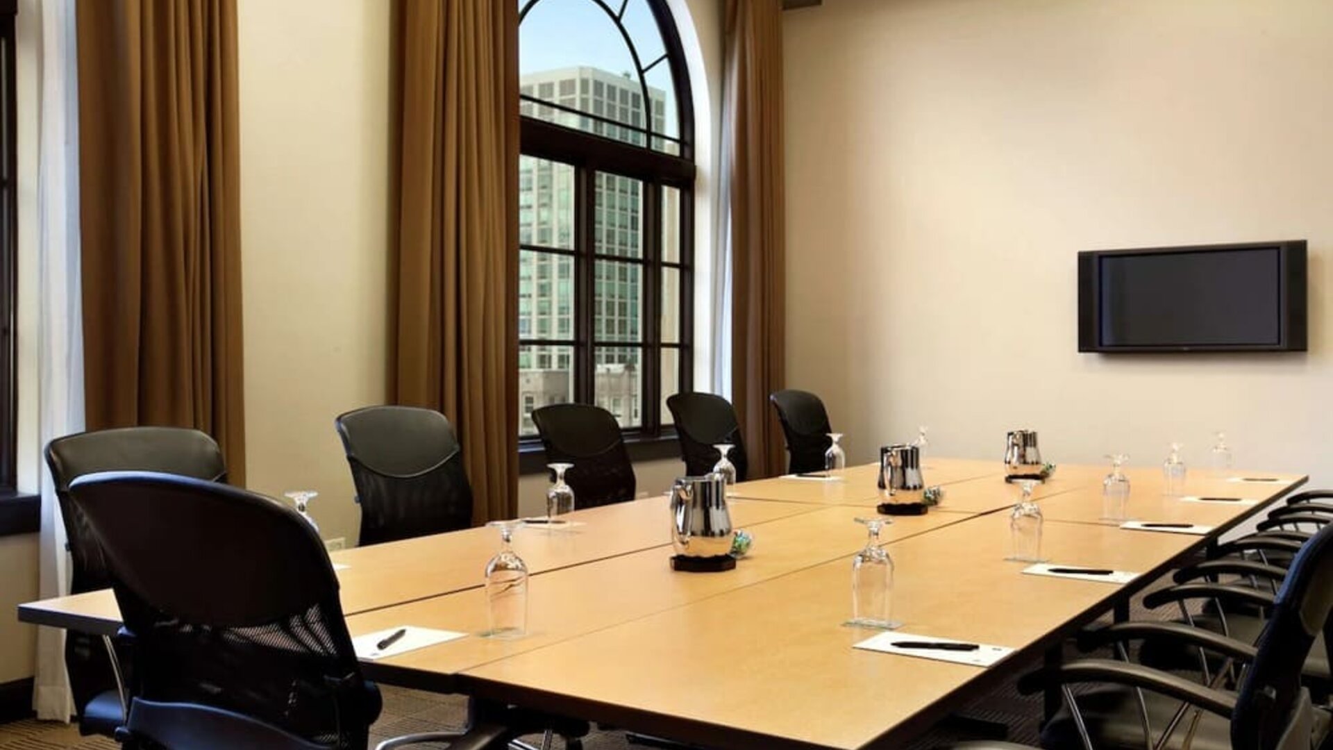 Professional meeting room at Hilton Orrington/Evanston.