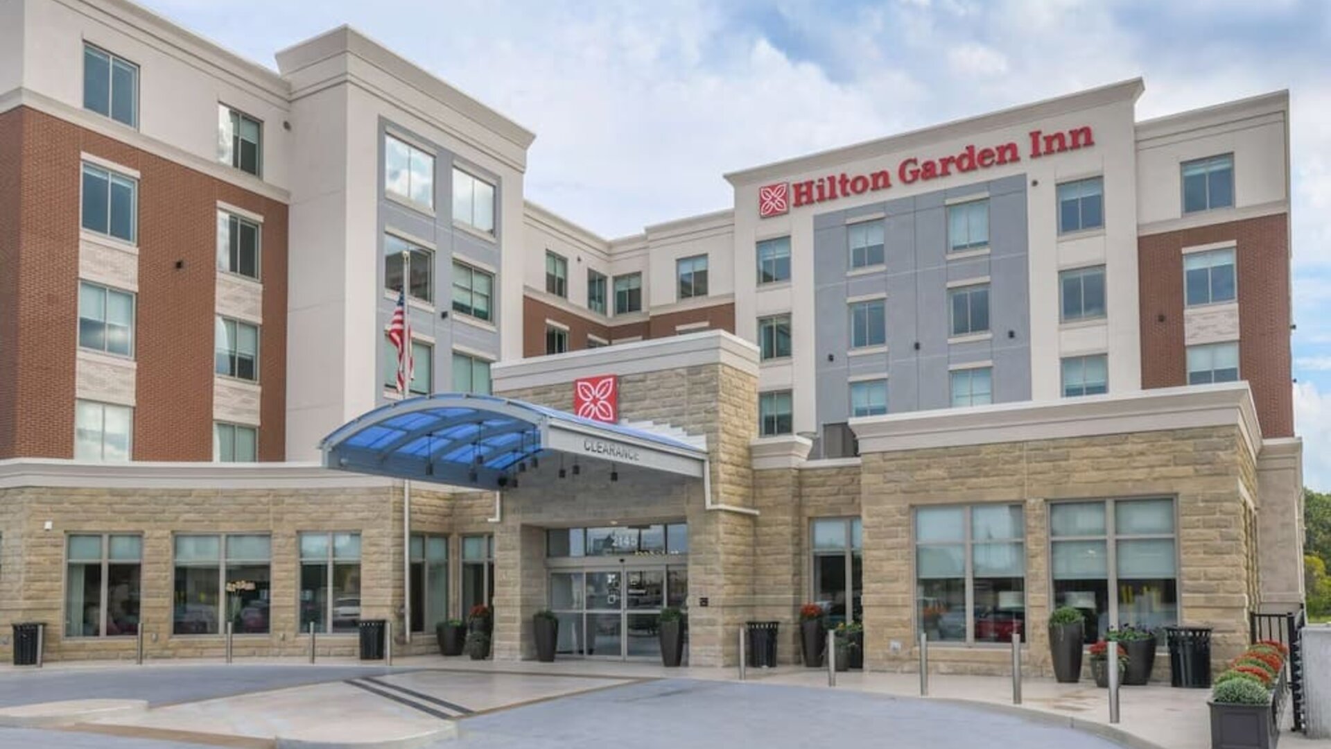 Entrance at Hilton Garden Inn Cincinnati Midtown.