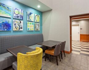 Dining area with comfortable seating at Hampton Inn & Suites Clovis-Airport North.