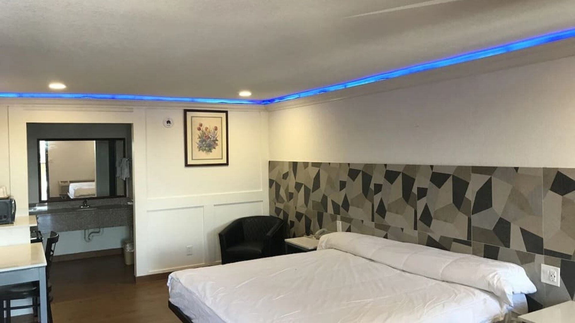 King bed at Star Inn Hotel Sea World.