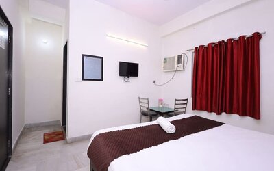 King room at Hotel NoVo Agra.