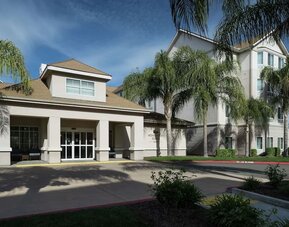 Entrance and parking area at Homewood Suites By Hilton Fresno Airport/Clovis.