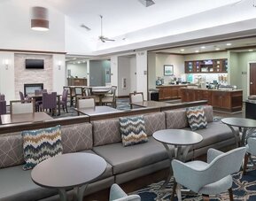 Dining area at Homewood Suites By Hilton Fresno Airport/Clovis.