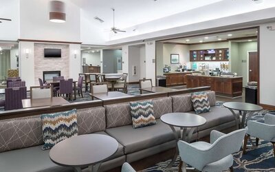 Dining area at Homewood Suites By Hilton Fresno Airport/Clovis.
