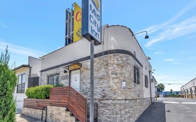Property exterior at Mid City Inn - Los Angeles.