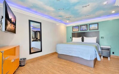 Spacious king room at Mid City Inn - Los Angeles.