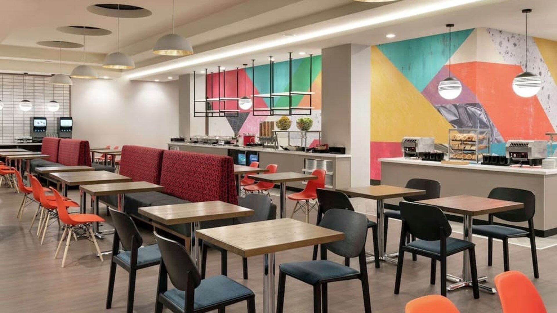 Dining area at Tru By Hilton Denver Downtown Convention Center.