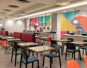 Dining area at Tru By Hilton Denver Downtown Convention Center.