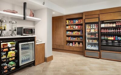 Convenience store at Crowne Plaza Dallas Market Ctr - Love Field.