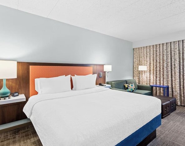 King bed at Hampton Inn Chicago/Naperville.