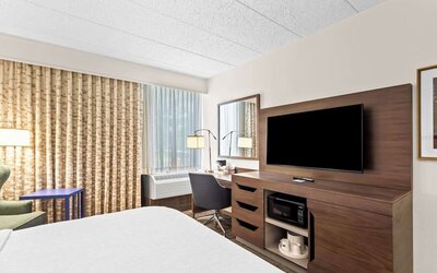 Day use room's workspace at Hampton Inn Chicago/Naperville.