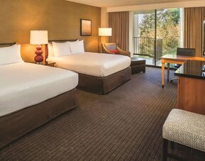 Queen room with TV at DoubleTree By Hilton Seattle Airport.