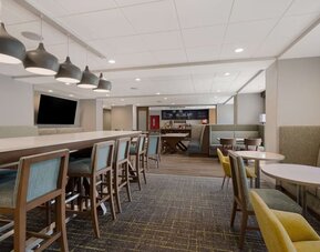 Breakfast area perfect for coworking at Hampton Inn Detroit Southfield.
