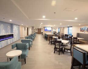 Dining area and workspace at MainStay Suites Oak Brook Terrace - Chicago.