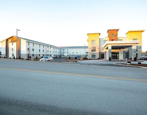 Exterior view and parking area at MainStay Suites Oak Brook Terrace - Chicago.