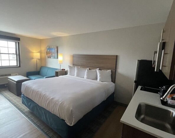 Delux king room with natural light at MainStay Suites Oak Brook Terrace - Chicago.