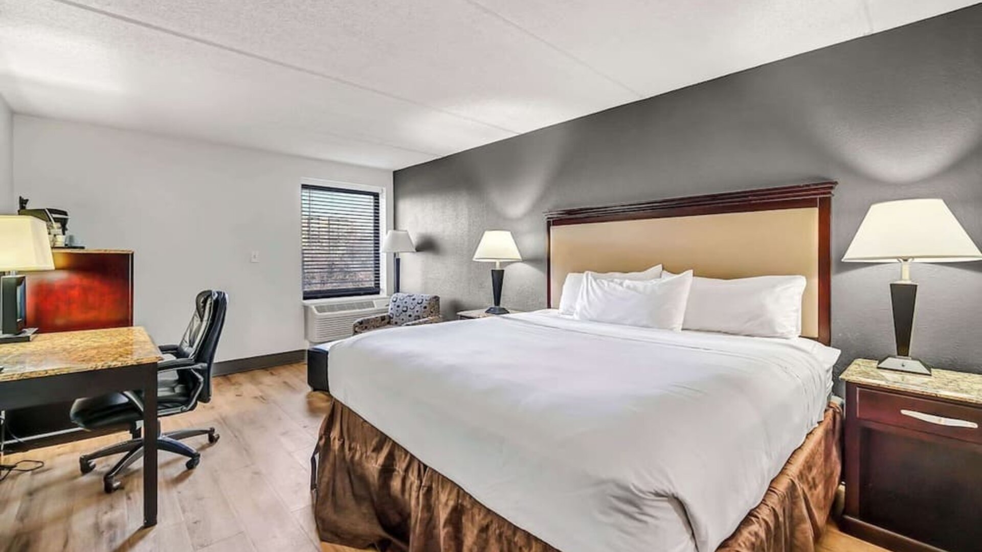 King bed at Radisson Hotel Schaumburg.