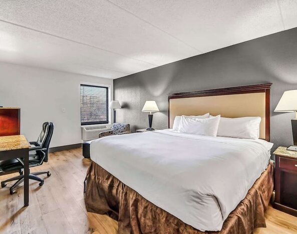 King bed at Radisson Hotel Schaumburg.