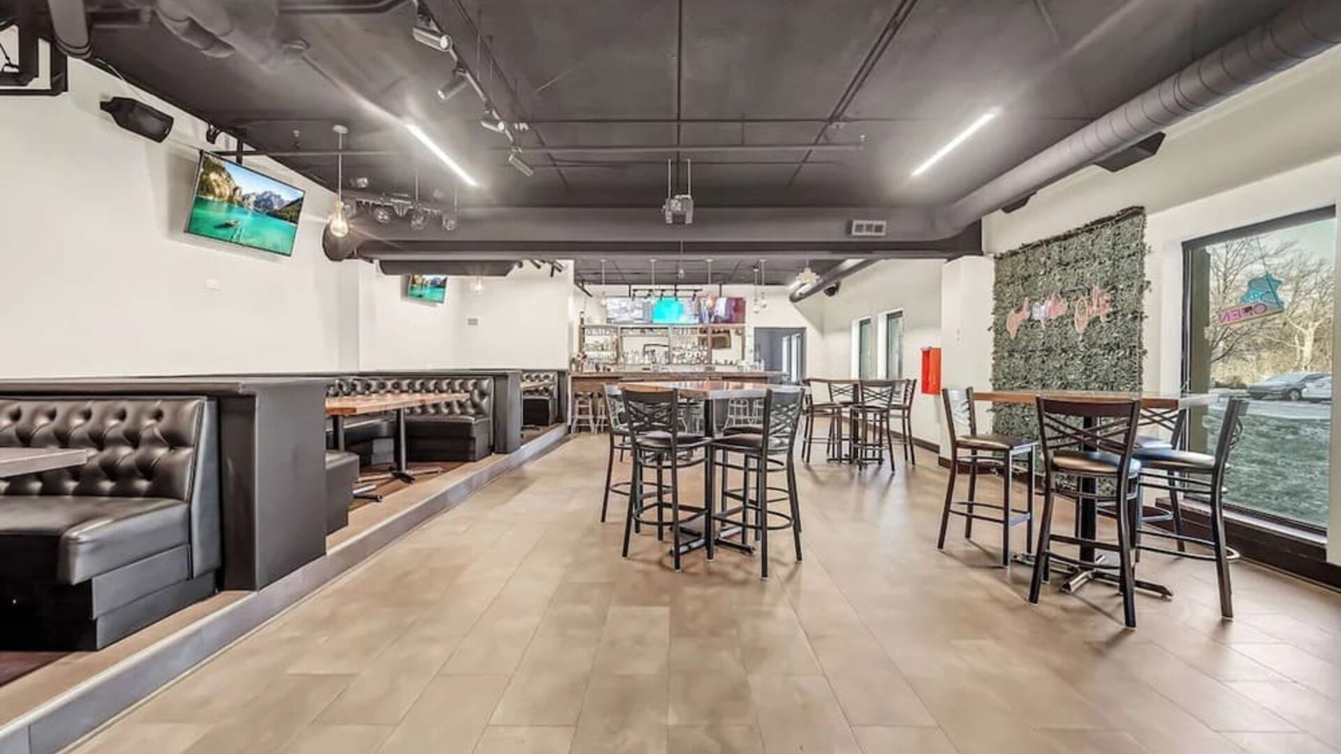 Dining area at Radisson Hotel Schaumburg.