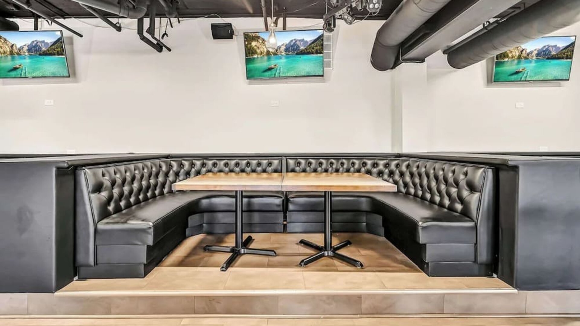 Dining area with comfortable seating at Radisson Hotel Schaumburg.