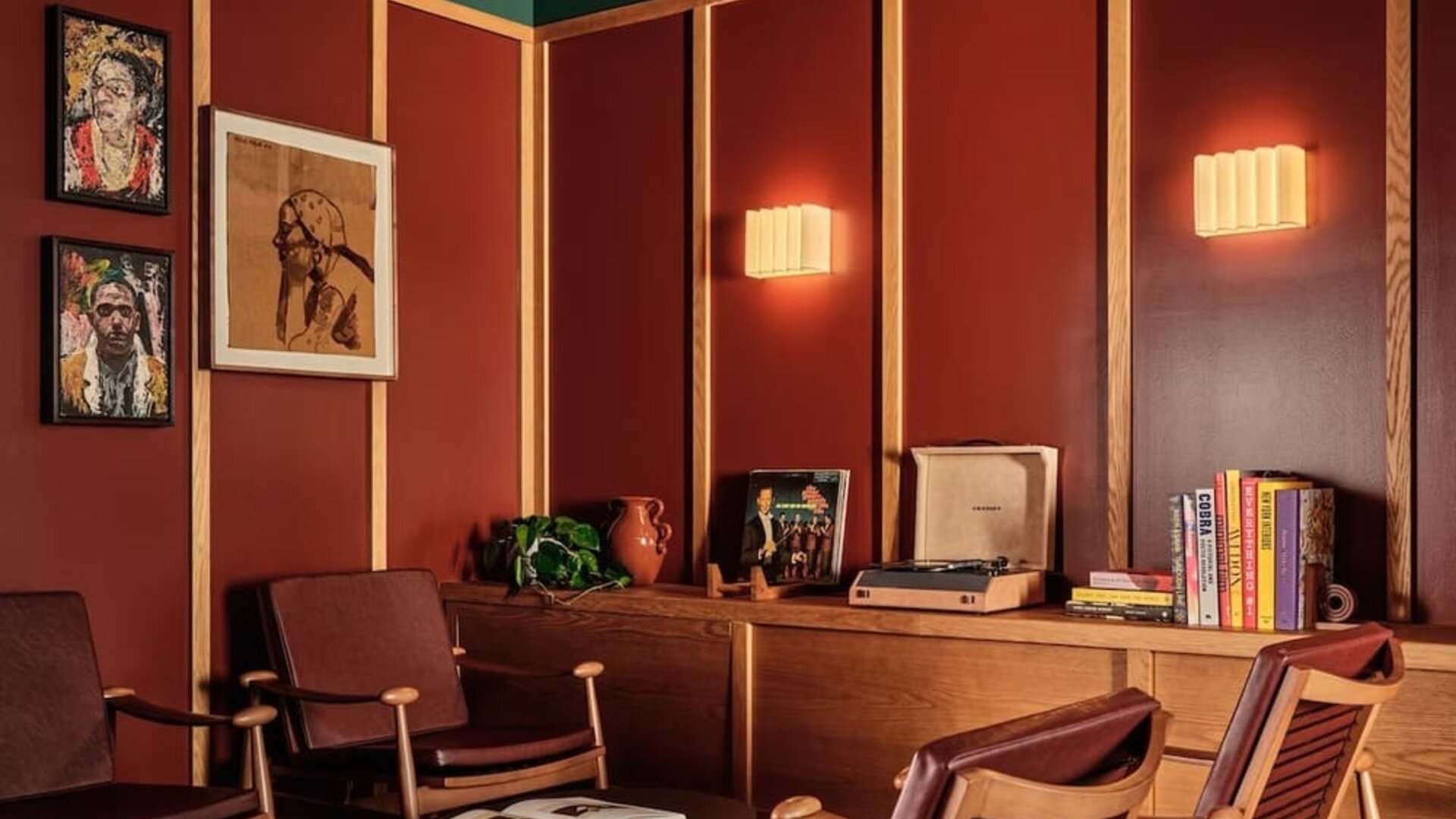 Lounge area perfect for coworking at Romer Hell's Kitchen.