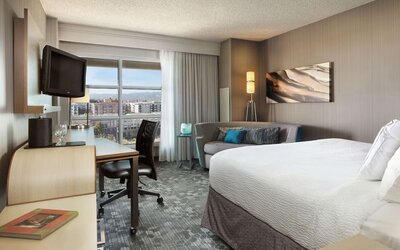 Day use room's workspace and lounge area at Sonesta Emeryville Oakland.