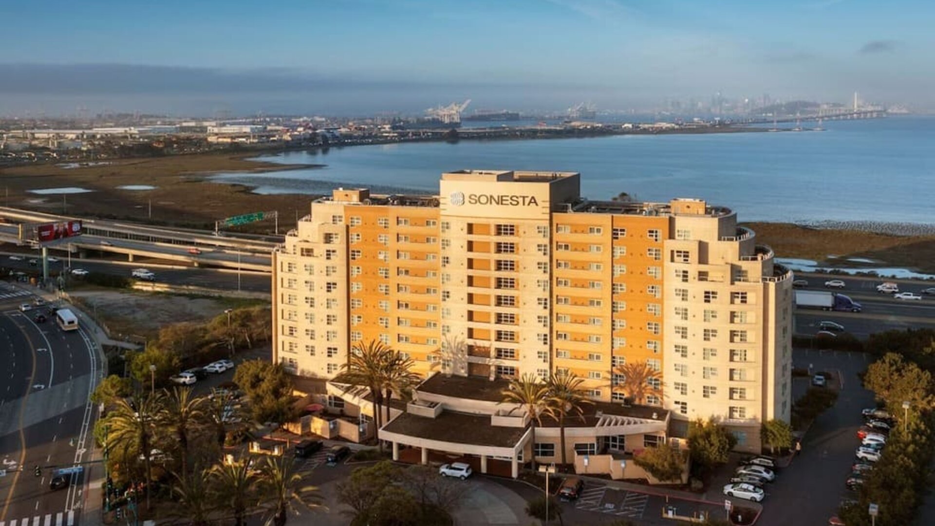 Exterior and parking area at Sonesta Emeryville Oakland.
