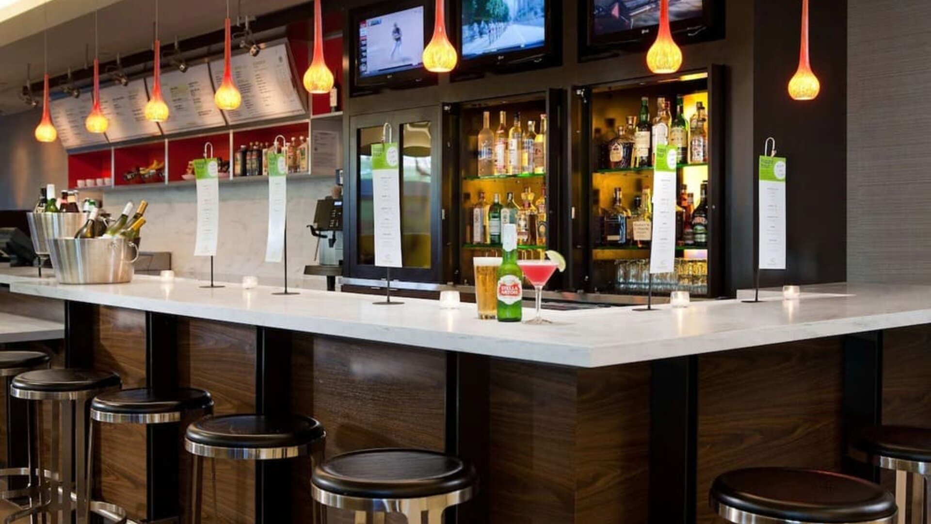 On-site bar and lounge area at Sonesta Emeryville Oakland.