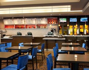 Dining area at Sonesta Emeryville Oakland
.