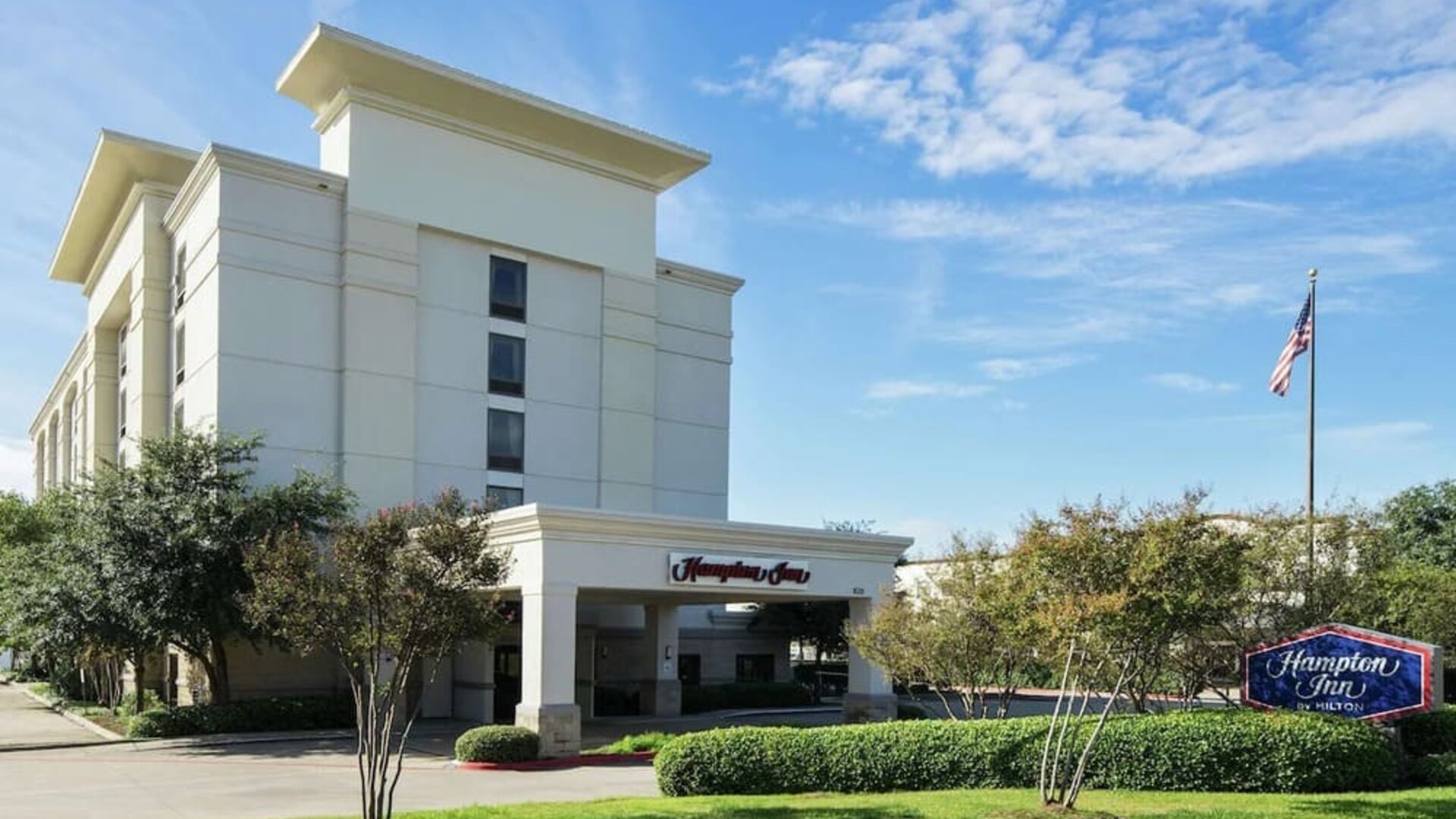 Exterior of Hampton Inn Dallas-Irving-Las Colinas.