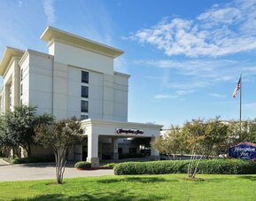 Exterior of Hampton Inn Dallas-Irving-Las Colinas.