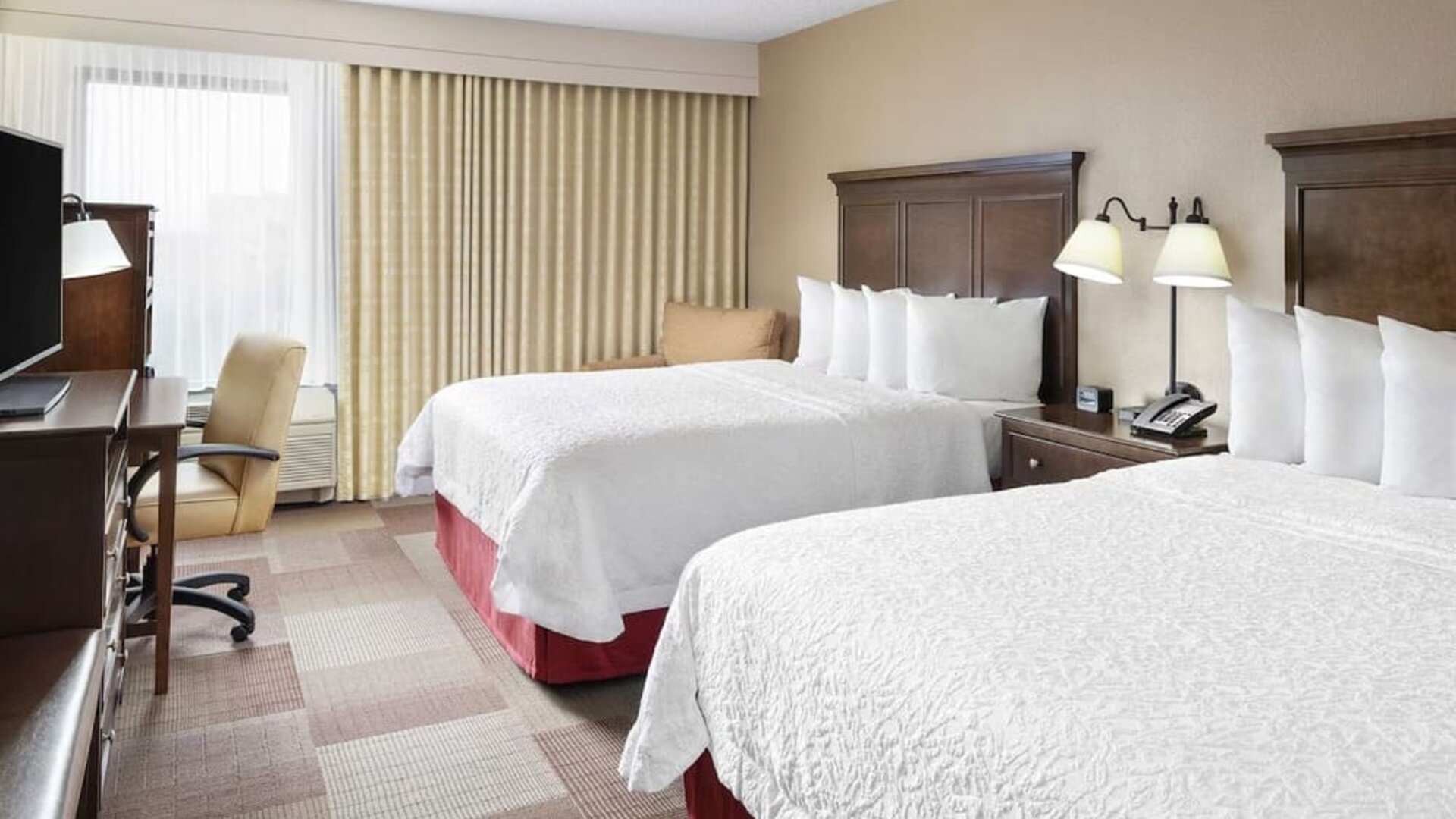 Day use twin room with work desk at Hampton Inn Dallas-Irving-Las Colinas.