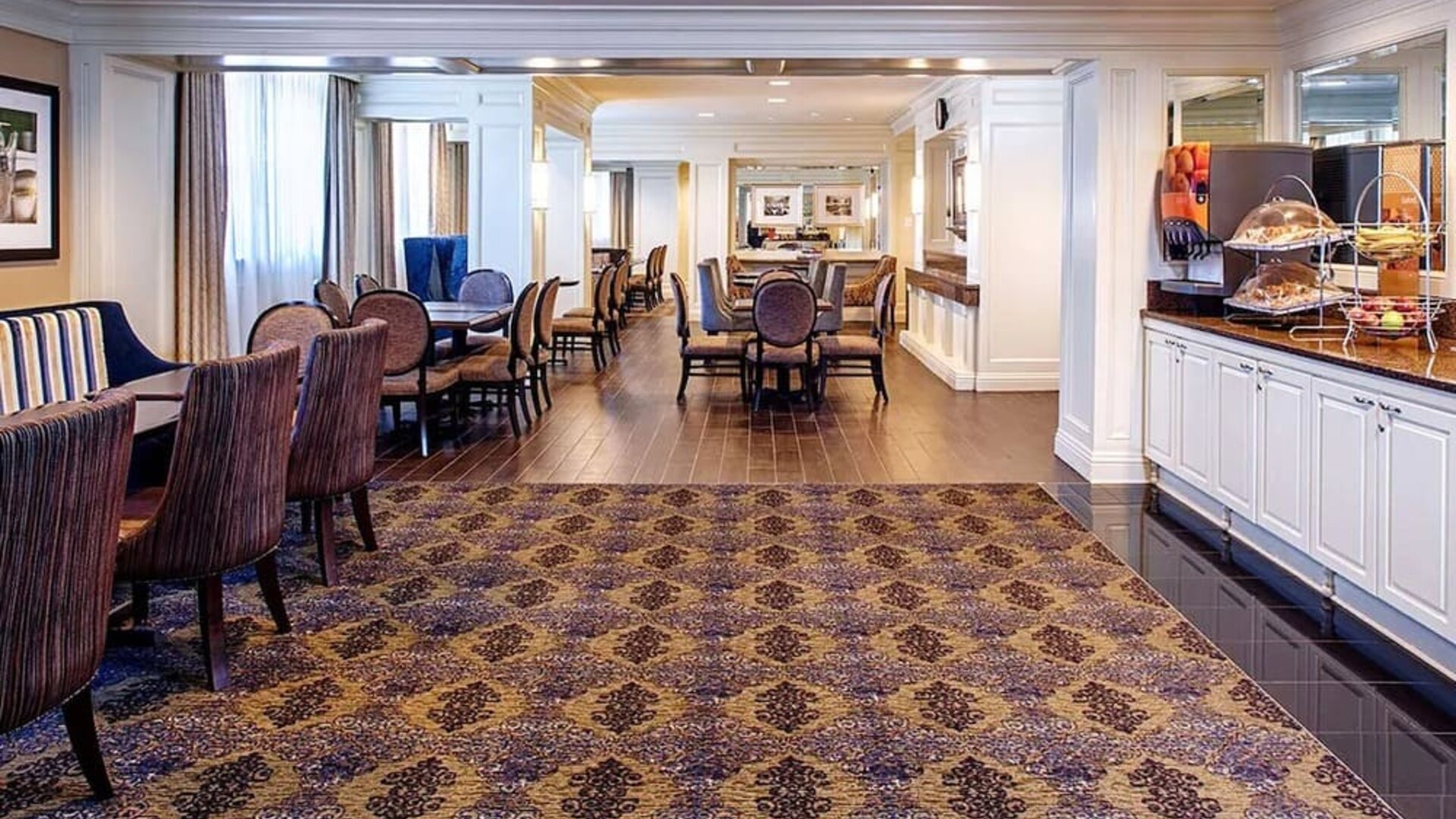 Dining area at Hampton Inn & Suites Birmingham-Downtown-Tutwiler.